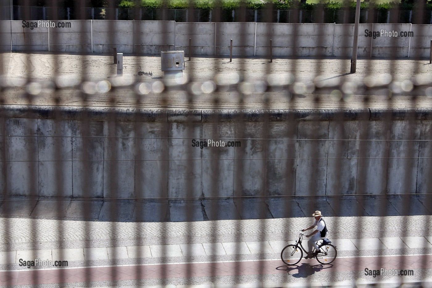 MEMORIAL DU MUR DE BERLIN, LE MEMORIAL COMPREND UN TRONCON DU DISPOSITIF FRONTALIER LONG DE 60 METRES, CONSERVE DANS SA CONFIGURATION ORIGINELLE, BERLIN, ALLEMAGNE 