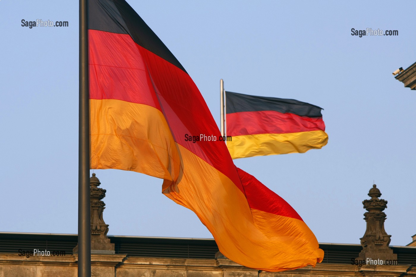 DRAPEAUX ALLEMANDS, PARLEMENT ALLEMAND, DEUTSCHER BUNDESTAG, REICHSTAG, PLATZ DER REPUBLIK, BERLIN, ALLEMAGNE 