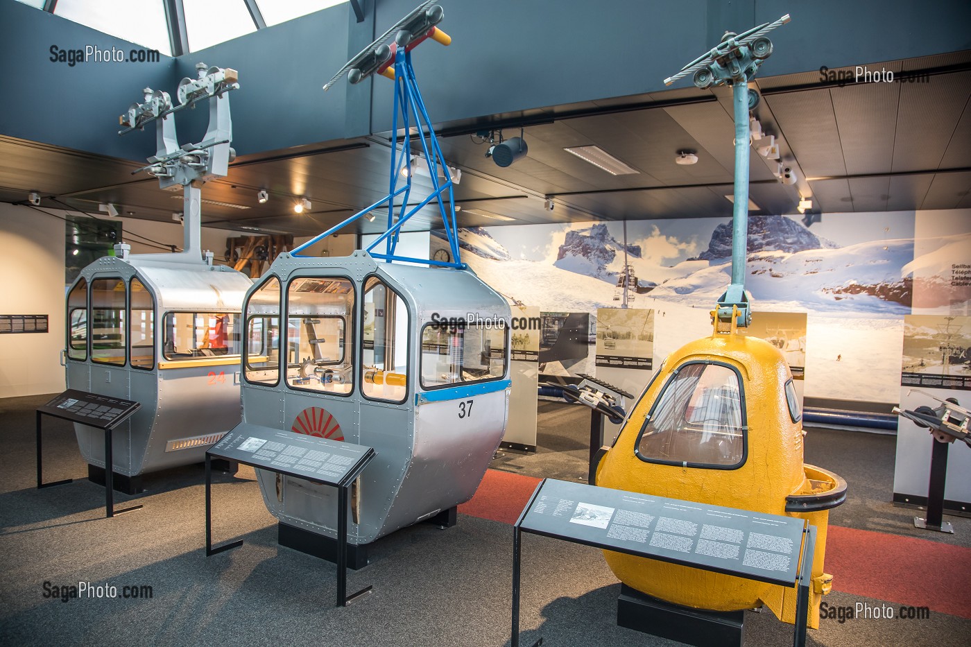 EXPOSITION DE CABINES DE TELEPHERIQUE ANCIENNES AU MUSEE SUISSE DES TRANSPORTS, MONTAGNE, VERKEHRSHAUS DES SCHWEIZ, LUCERNE, CANTON DE LUCERNE, SUISSE 