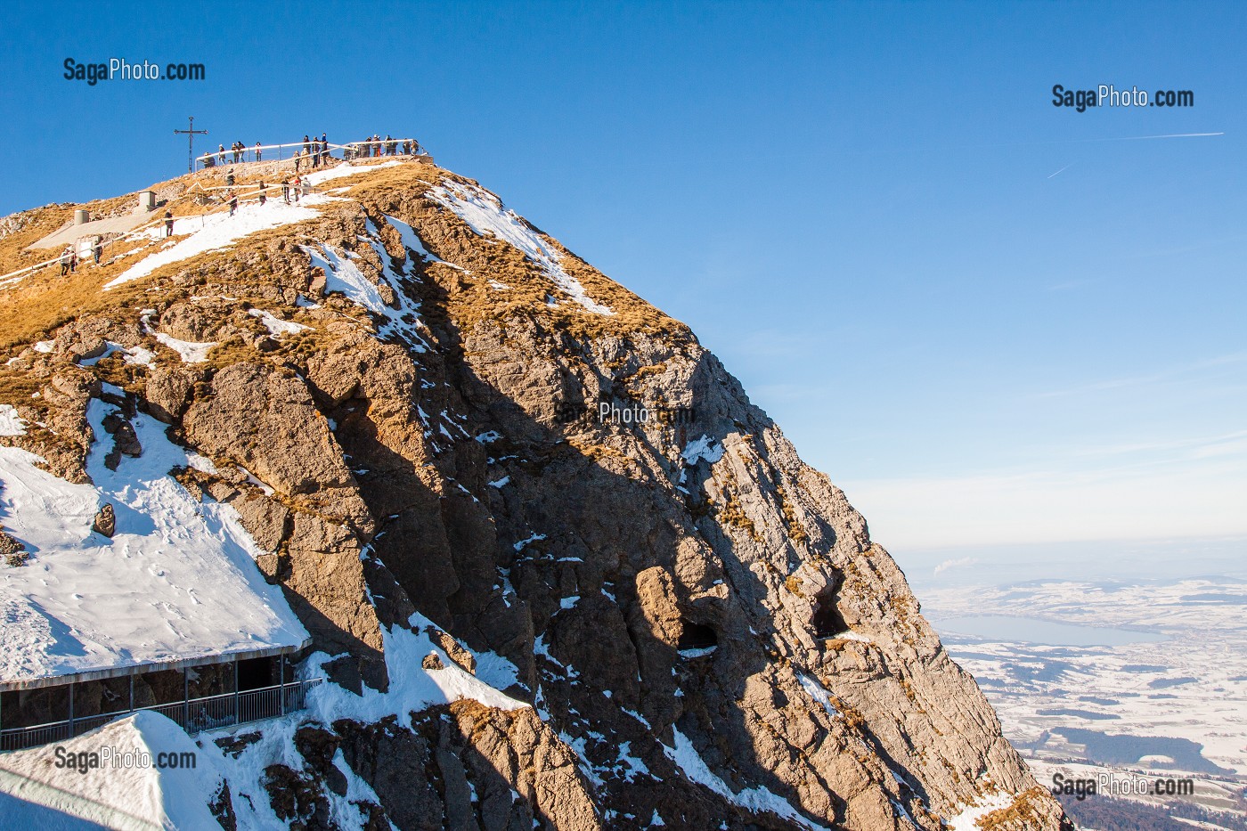 TOURISTES PROFITANT DE LA VUE DEPUIS LE SOMMET DU MONT PILATE, MONTAGNE, HIVER, PILATUS, LUCERNE, CANTON DE LUCERNE, SUISSE 