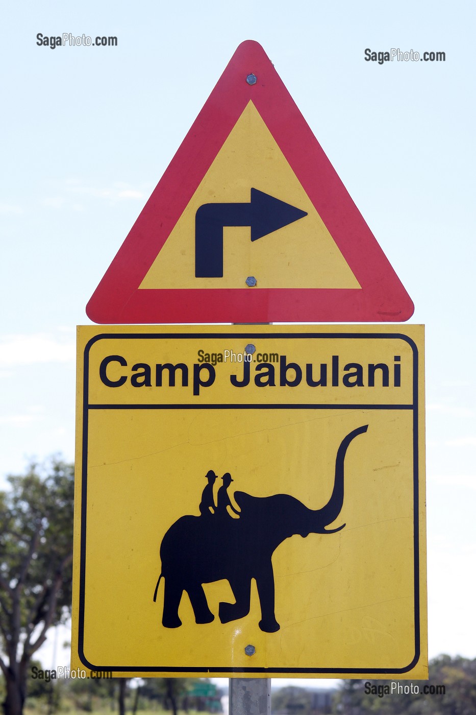 PANNEAU AVERTISSANT DE LA PROXIMITE DU CAMP D'ELEPHANTS DE JABULANI, RESERVE PRIVEE DE KAPAMA A PROXIMITE DU PARC NATIONAL DU KRUGER, AFRIQUE DU SUD 