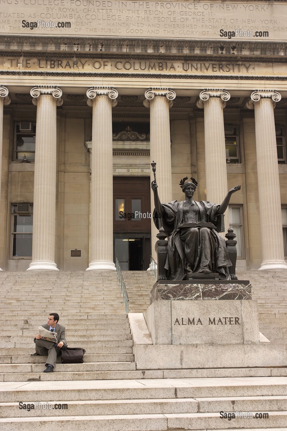 ETUDIANT LISANT AU PIED DE LA STATUE ALMA MATER DE DANIEL CHESTER FRENCH, ETUDES, UNIVERSITE DE COLUMBIA, COLUMBIA UNIVERSITY, MANHATTAN, NEW YORK CITY, ETATS-UNIS D'AMERIQUE, USA 