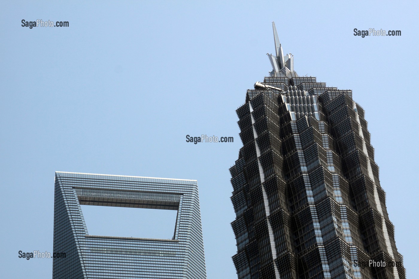photo de GROS PLAN SUR LE SOMMET DE LA TOUR DU SHANGHAI WORLD FINANCIAL CENTER SURNOMME 'LA TOUR photo de GROS PLAN SUR LE SOMMET DE LA TOUR DU SHANGHAI WORLD FINANCIAL CENTER SURNOMME 'LA TOUR