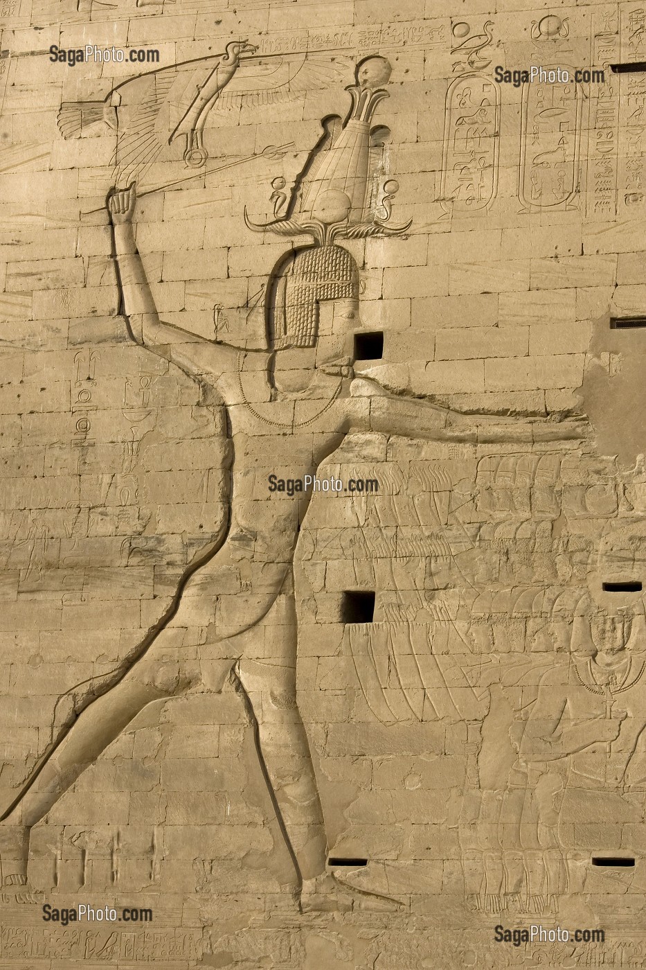 PHARAON PTOLEMEE XII, TEMPLE D'EDFOU, CE TEMPLE EST LE MIEUX CONSERVE DE TOUTE L’EGYPTE ANTIQUE, TEMPLE DEDIE AU DIEU FAUCON HORUS, LE TEMPLE FUT DEGAGE SOUS LA DIRECTION D’AUGUSTE MARIETTE A PARTIR DE 1859, EDFOU, EGYPTE, AFRIQUE 