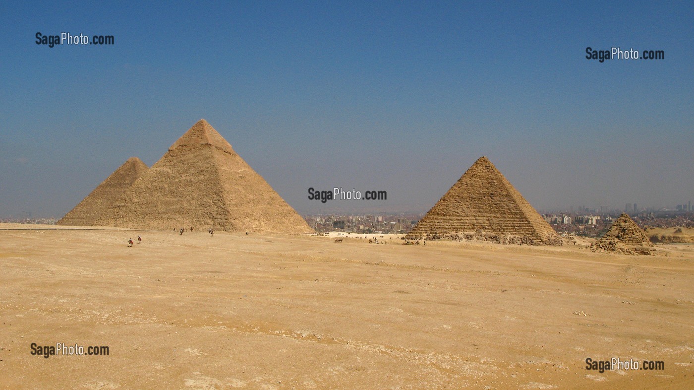 PYRAMIDES DE LA 4EME DYNASTIE, 2500 AVANT J.C; DE DROITE A GAUCHE MYKERINOS; KEFREN; KEOPS, LE CAIRE, CAPITALE D'EGYPTE, QUARTIER GIZEH, EGYPTE, AFRIQUE 