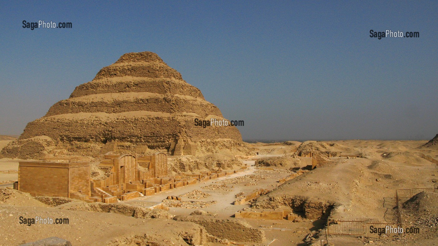 SAQQARAH, PYRAMIDE A DEGRES DU ROI DJESER 2700 AV JC, TRAVAIL DE L'ARCHITECTE IMHOTEP. PRES DU CAIRE, EGYPTE, AFRIQUE 