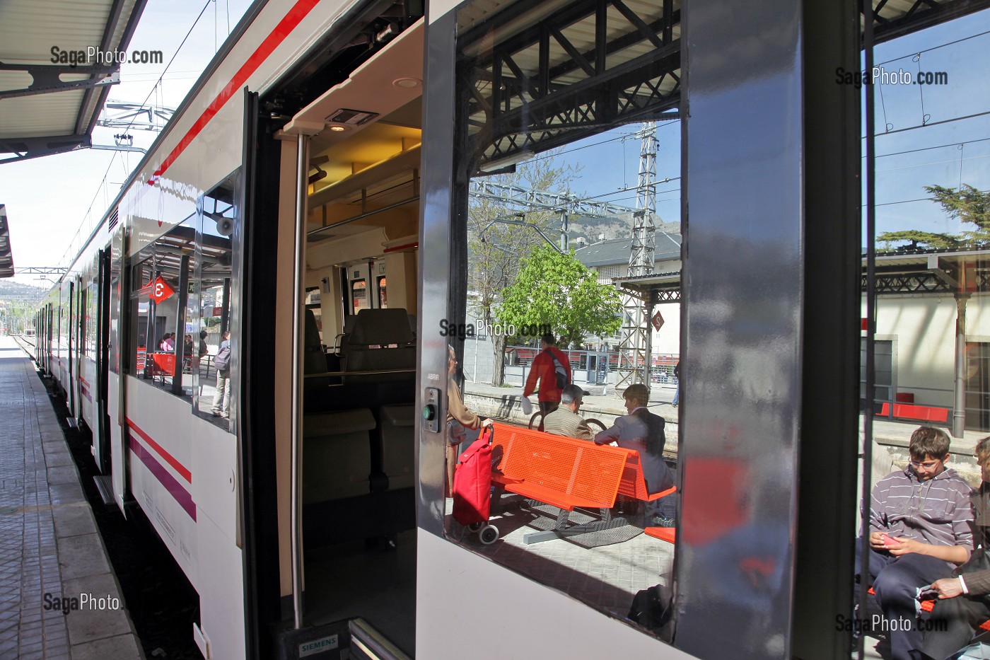 TRAIN DE BANLIEUE A QUAI RELIANT MADRID A ESCORIAL, MADRID, ESPAGNE 