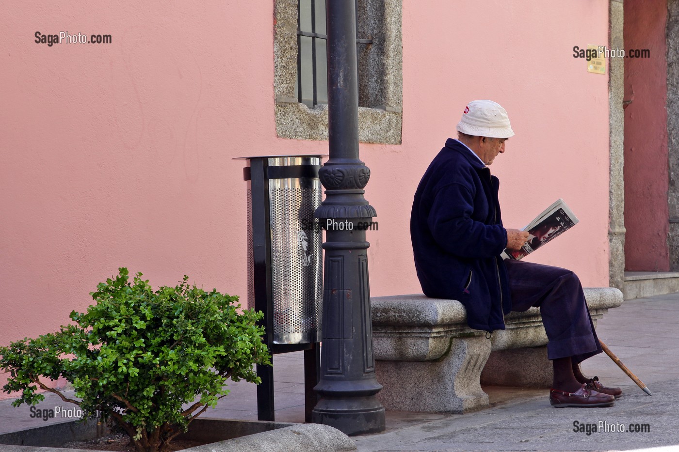 PERSONNE AGEE EN TRAIN DE LIRE SUR UN BANC, SAN LORENZO DE EL ESCORIAL, ESPAGNE 