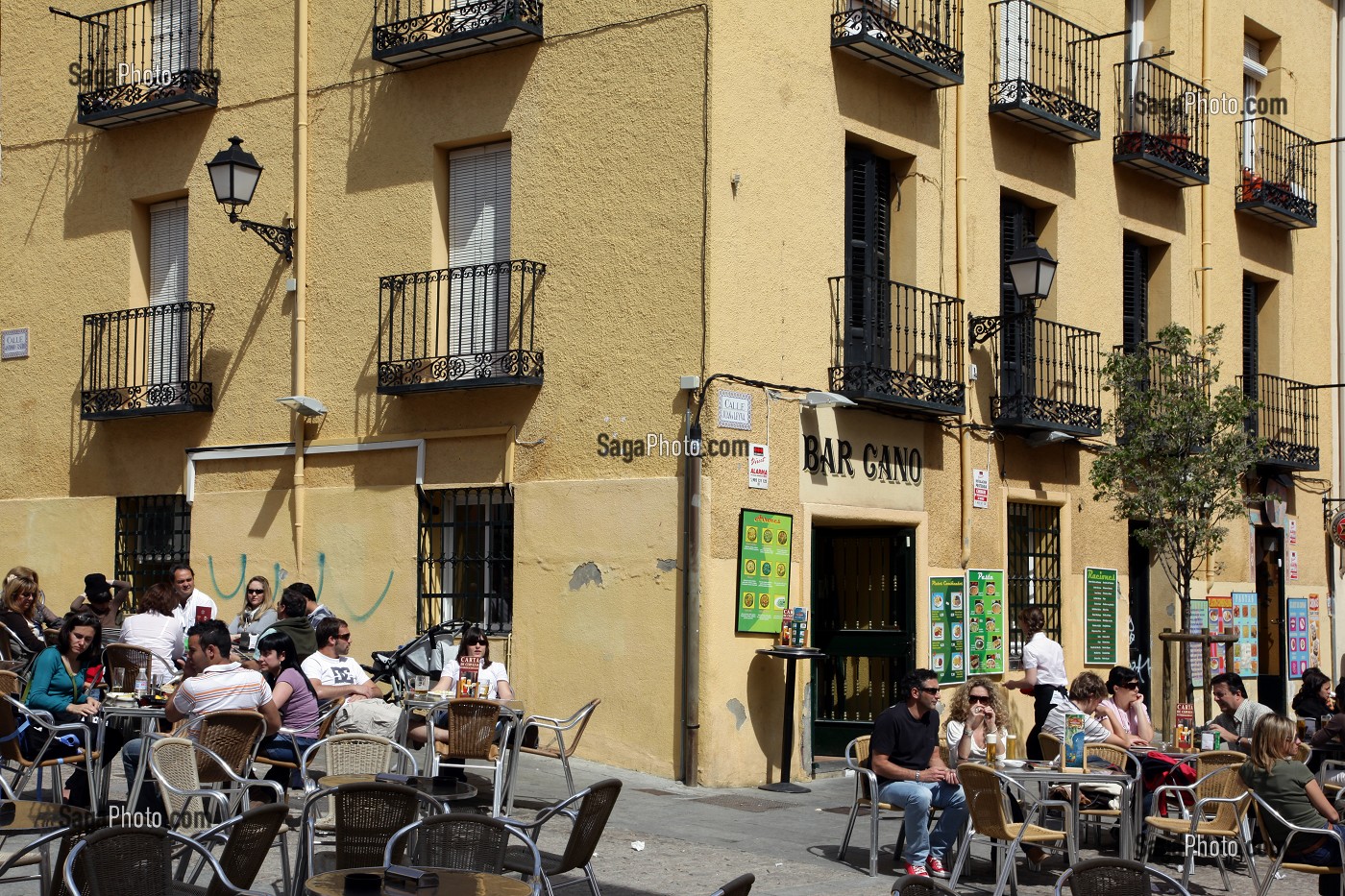 TERRASSE DE CAFE DU BAR CANO, CALLE JUAN DE LEYVA, SAN LORENZO DE EL ESCORIAL, ESPAGNE 