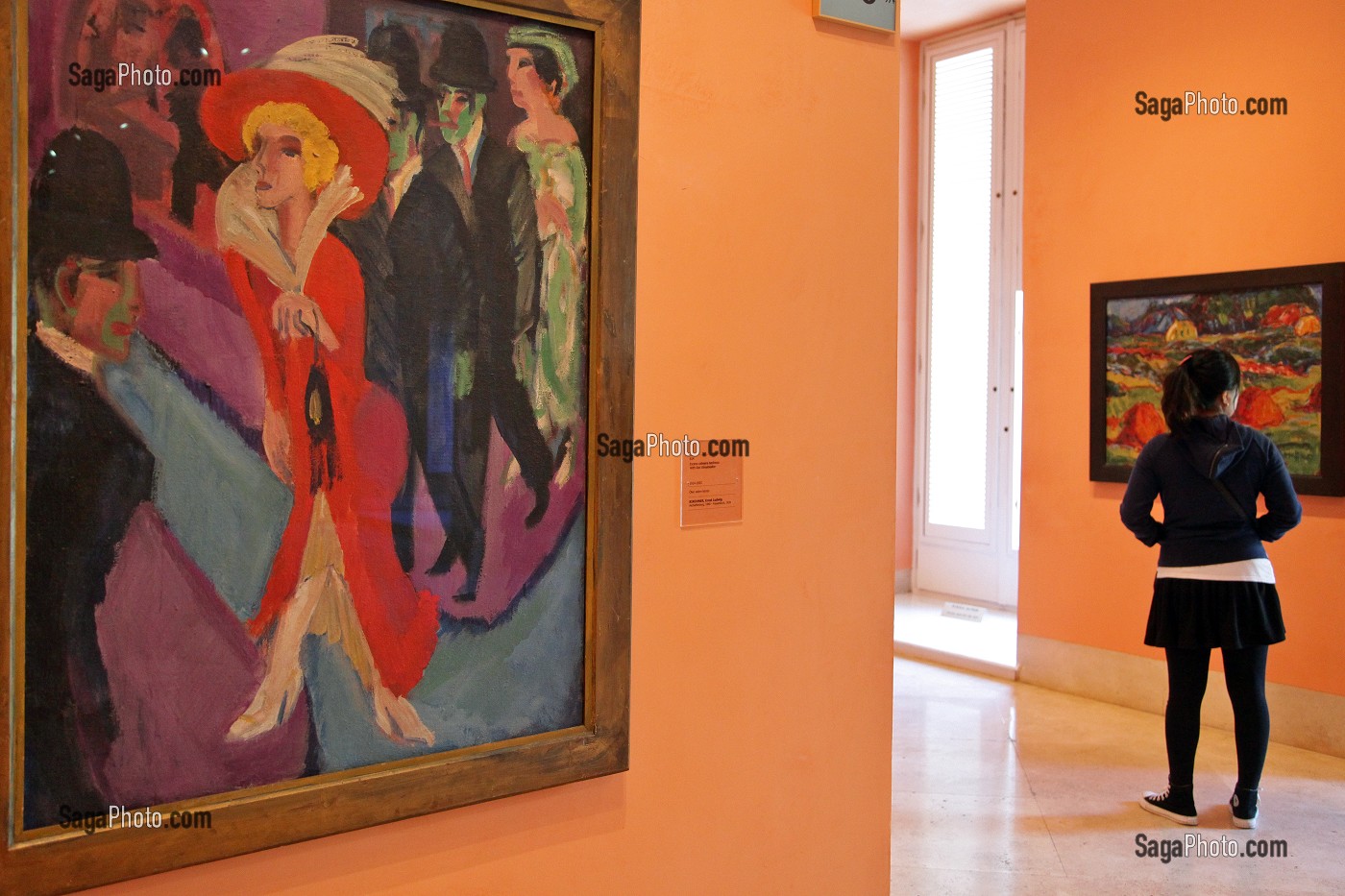 PEINTURE DE ERNST LUDWIG KIRCHNER ET JEUNE FEMME DANS UNE DES 18 SALLES D'EXPOSITION DU MUSEE (MUSEO) DES BEAUX ART THYSSEN-BORNEMISZA, MADRID, ESPAGNE 