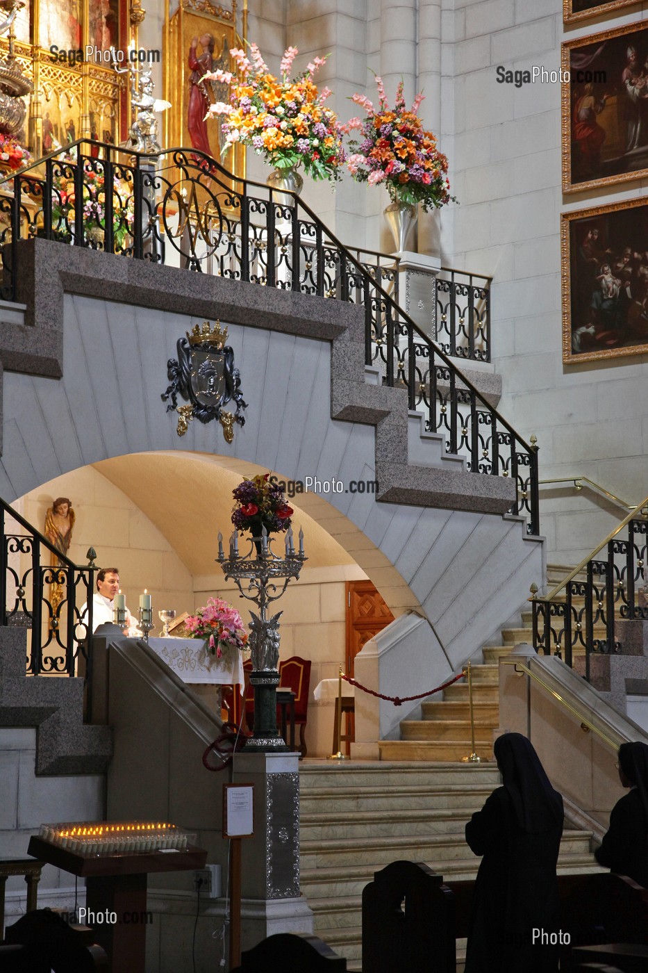 MESSE, OFFICE A LA CATHEDRALE DE LA ALMUDENA CONSTRUITE A PARTIR DE 1883 PAR L'ARCHITECTE FRANCISCO DE CUBAS, MADRID, ESPAGNE 