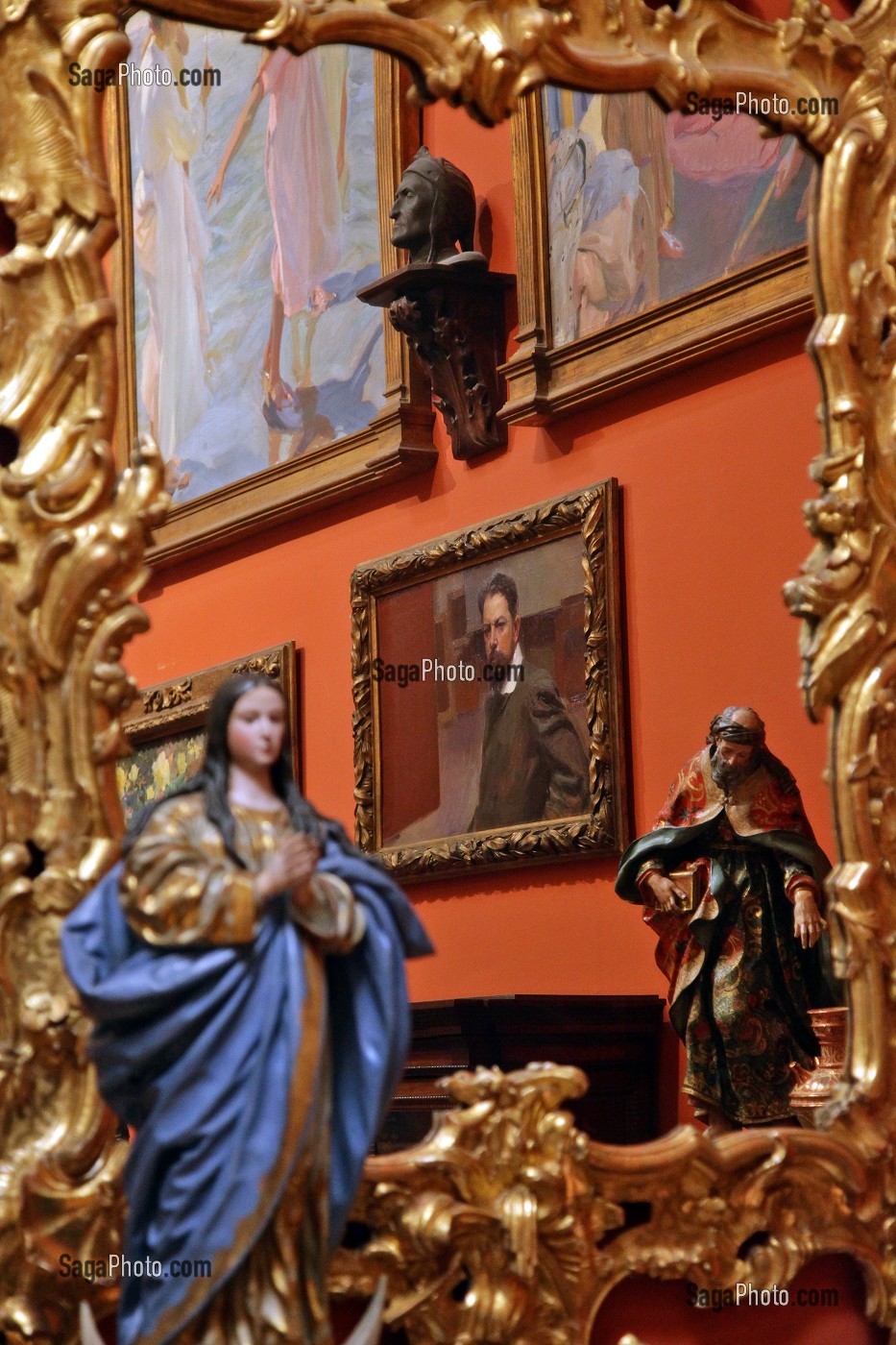 PEINTURE ET STATUE DANS LE MIROIR DE LA MAISON DU PEINTRE MUSEE JOAQUIN SOROLLA, MADRID, ESPAGNE 