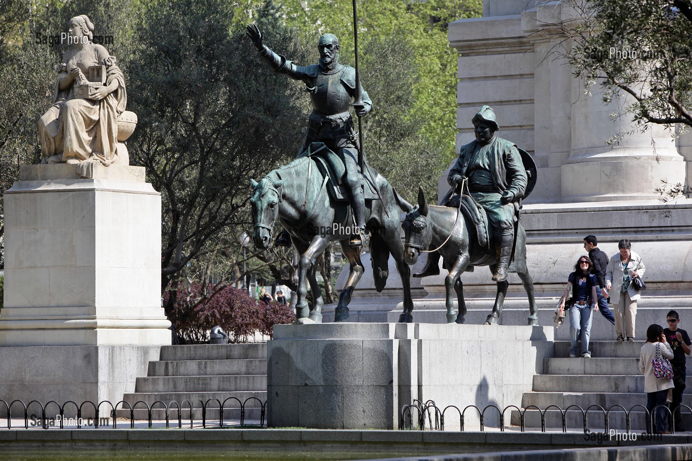 ENSEMBLE ARCHITECTURAL (STATUE EQUESTRE) EN HOMMAGE A MIGUEL DE CERVANTES (AUTEUR DE DON QUICHOTTE), PLACE D'ESPAGNE, PLAZA ESPANA, MADRID, ESPAGNE 