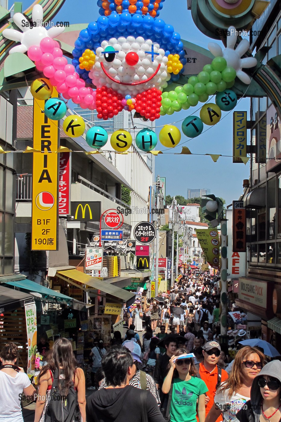 FOULE DANS TAKESHITA STREET, RUE COMMERCANTE ET POPULAIRE, QUARTIER DE HARAJUKU, TOKYO, JAPON 