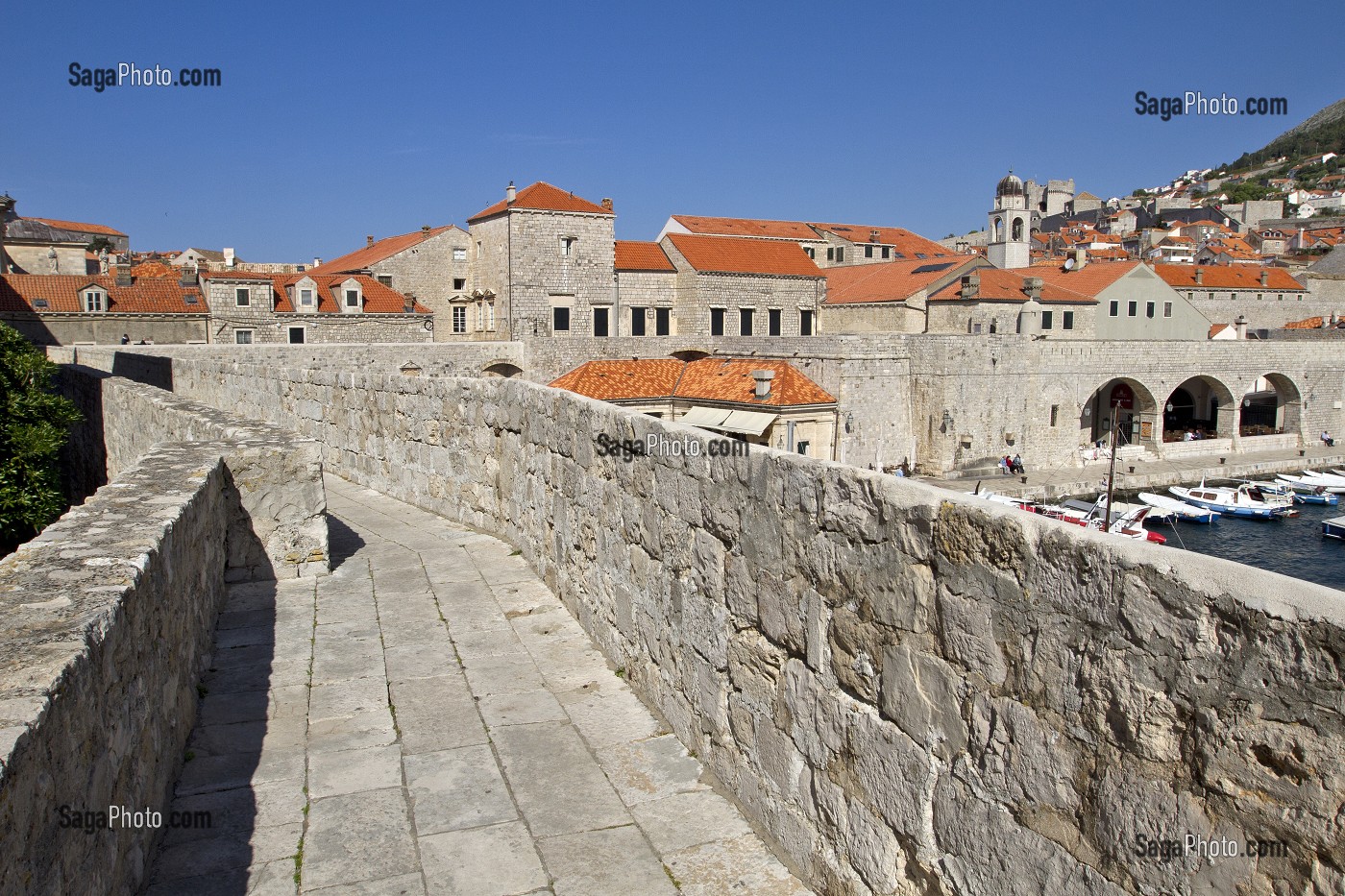 LES REMPARTS DOMINANT LE VIEUX PORT, DUBROVNIK, DALMATIE, CROATIE, EUROPE 