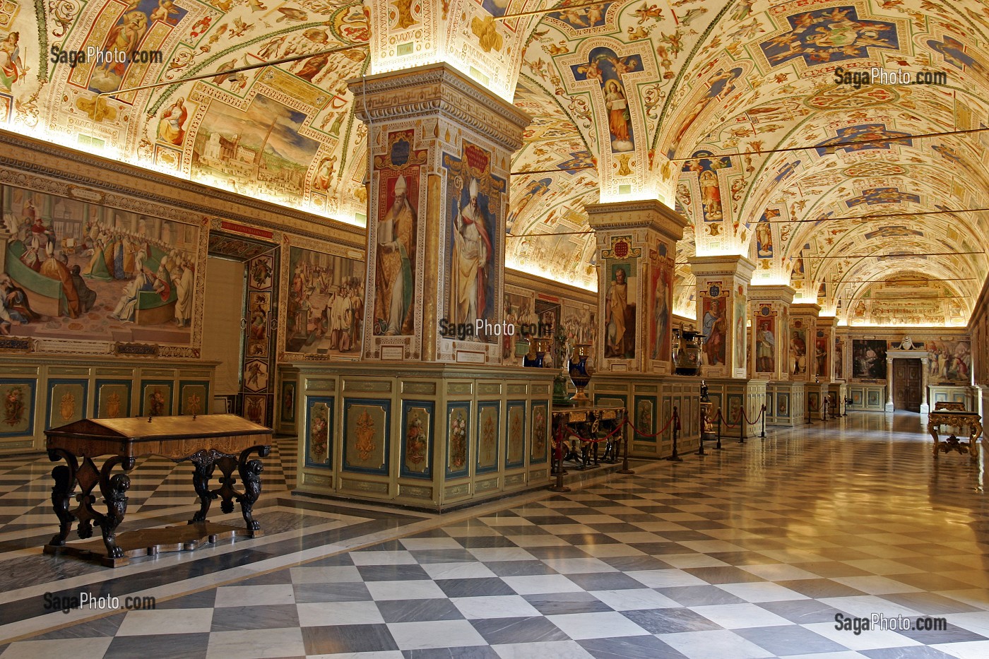 PEINTURES MURALES DU MUSEE DU VATICAN, ITALIE 