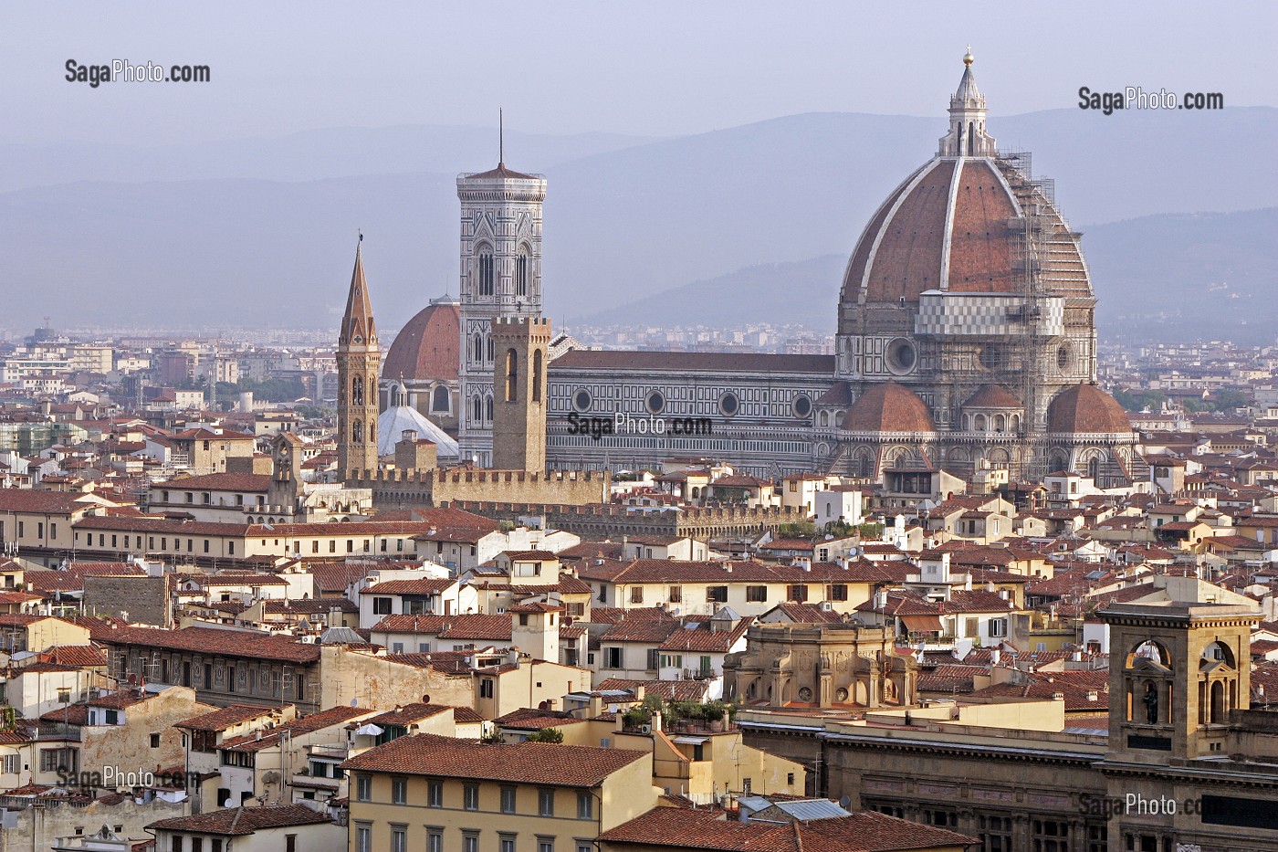 LE PALAZZO VECCHIO ET CAMPANILE ET LE DOME DU DUOMO, VUE DE LA PIAZZALE MICHELANGELO, FLORENCE, TOSCANE, ITALIE 