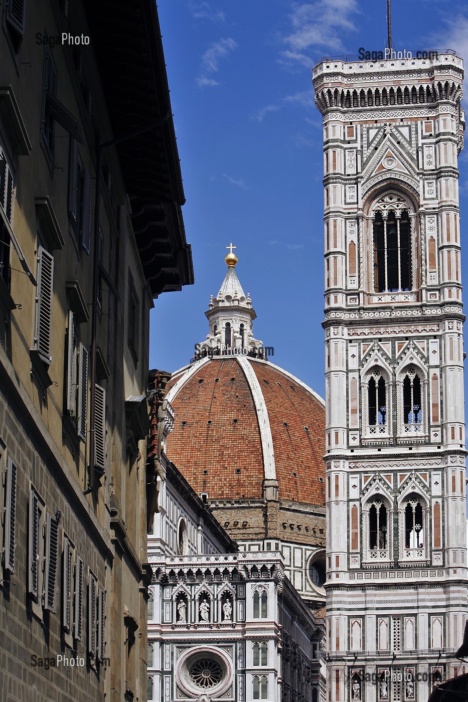 FACADE EN MARBRE COLORE DU DUOMO, CATHEDRALE SANTA MARIA DEL FIORE ET CAMPANILE FLORENCE, TOSCANE, ITALIE 