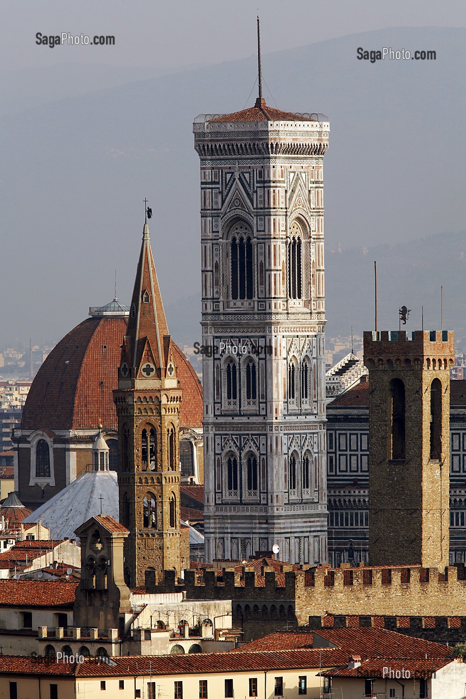 LE PALAZZO VECCHIO ET CAMPANILE ET LE DOME DU DUOMO AVEC EN PREMIER PLAN LES TOURS DU MUSEO NAZIONALE DEL BARGELLO ET DE L'EGLISE BADIA FIORENTINA, VUE DE LA PIAZZALE MICHELANGELO, FLORENCE, TOSCANE, ITALIE 