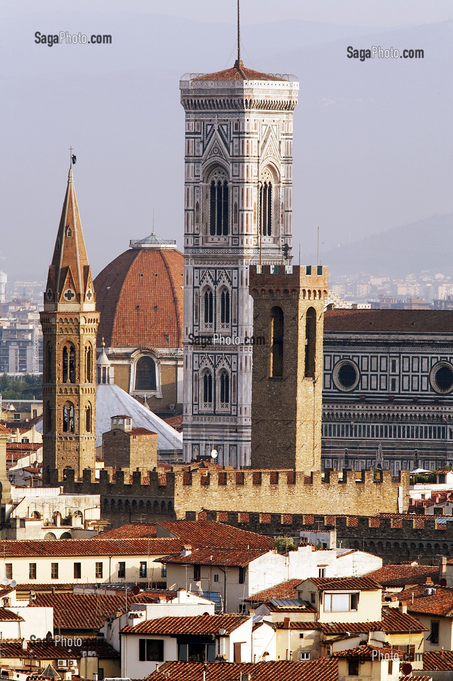 LE PALAZZO VECCHIO ET CAMPANILE ET LE DOME DU DUOMO, VUE DE LA PIAZZALE MICHELANGELO, FLORENCE, TOSCANE, ITALIE 