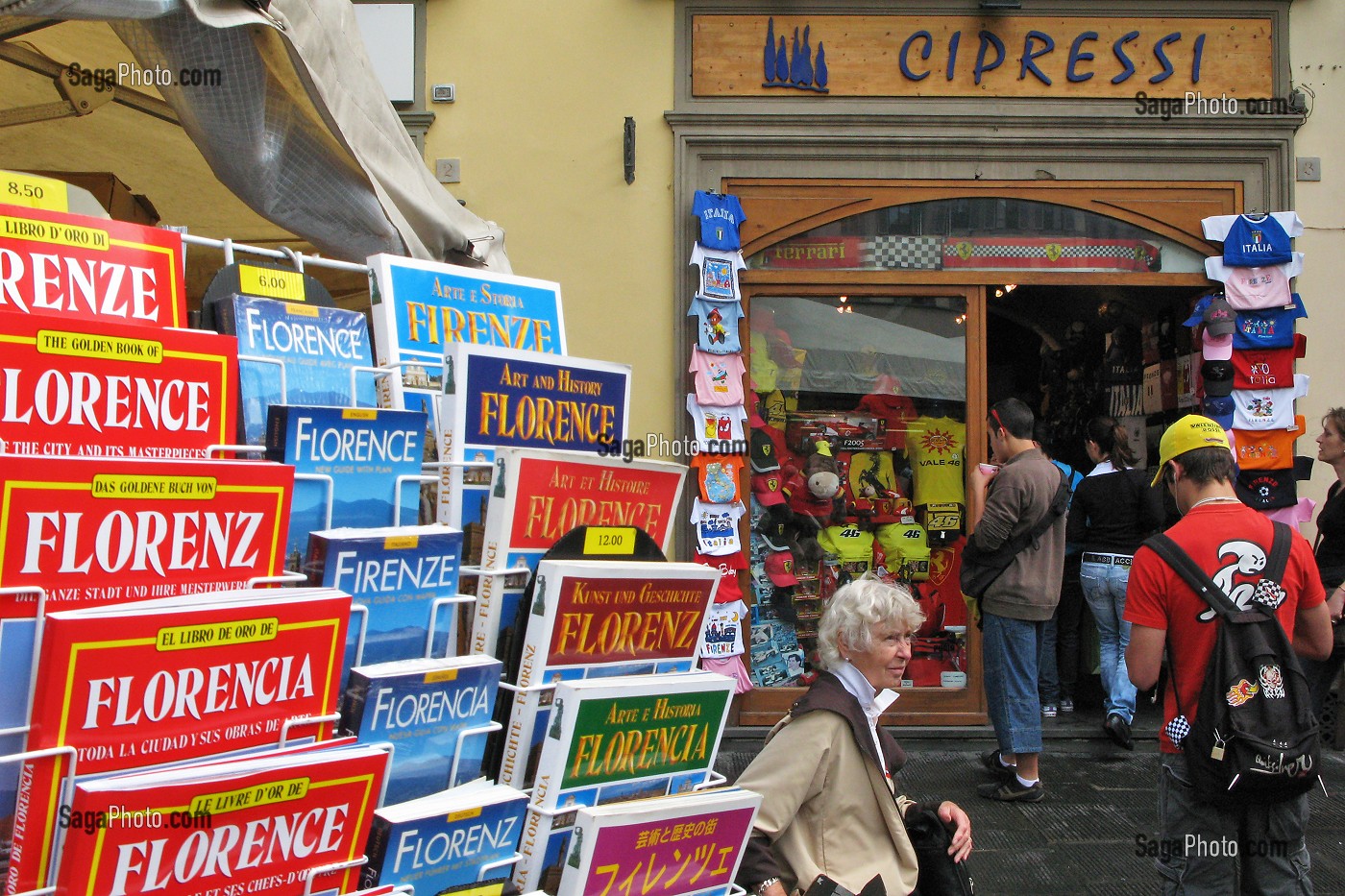 BROCHURES TOURISTIQUES SUR LA PLACE DEVANT LE DUOMO, FLORENCE, TOSCANE, ITALIE 