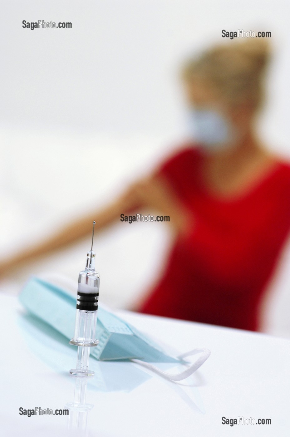 FEMME SE PREPARANT POUR UN VACCIN, VACCINATION CONTRE LE VIRUS H1N1 OU LA GRIPPE A 