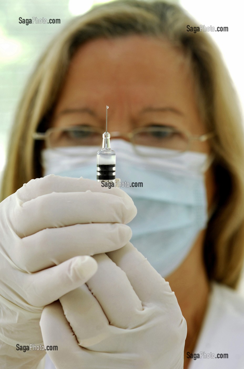 MEDECIN PREPARANT UN VACCIN, VACCINATION CONTRE LE VIRUS H1N1 OU LA GRIPPE A 