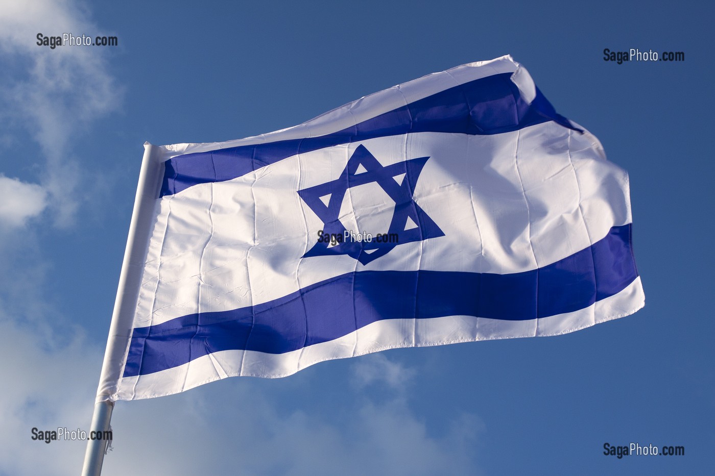 DRAPEAU ISRAELIEN AVEC L'ETOILE DE DAVID FLOTTANT DANS UN CIEL BLEU, TEL AVIV, ISRAEL 