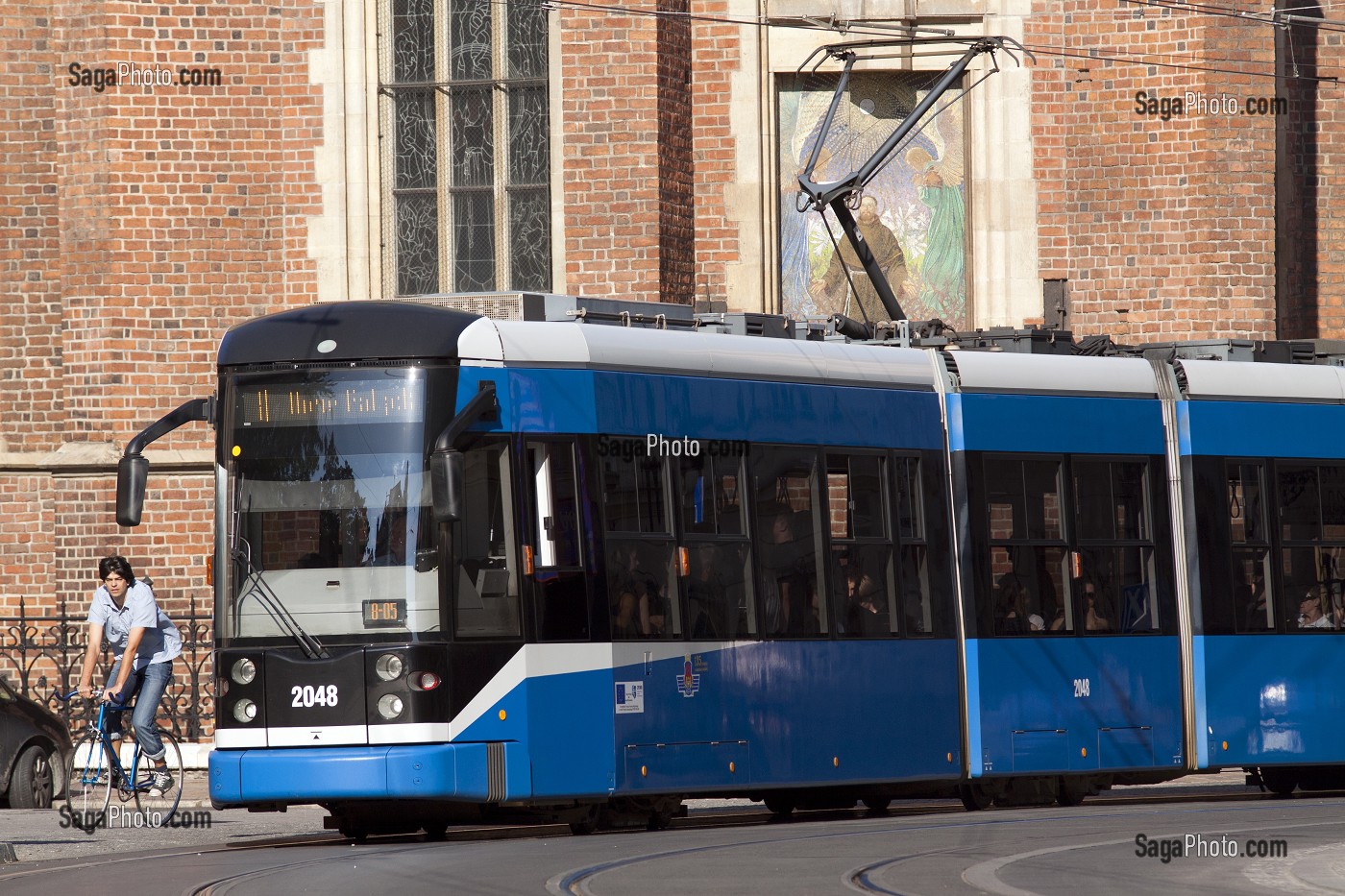 TRAMWAY BOMBARDIER FLEXITY DANS UNE RUE DE LA VIEILLE VILLE DE CRACOVIE, SITE INSCRIT AU PATRIMOINE MONDIAL DE L'UNESCO, CRACOVIE, POLOGNE 