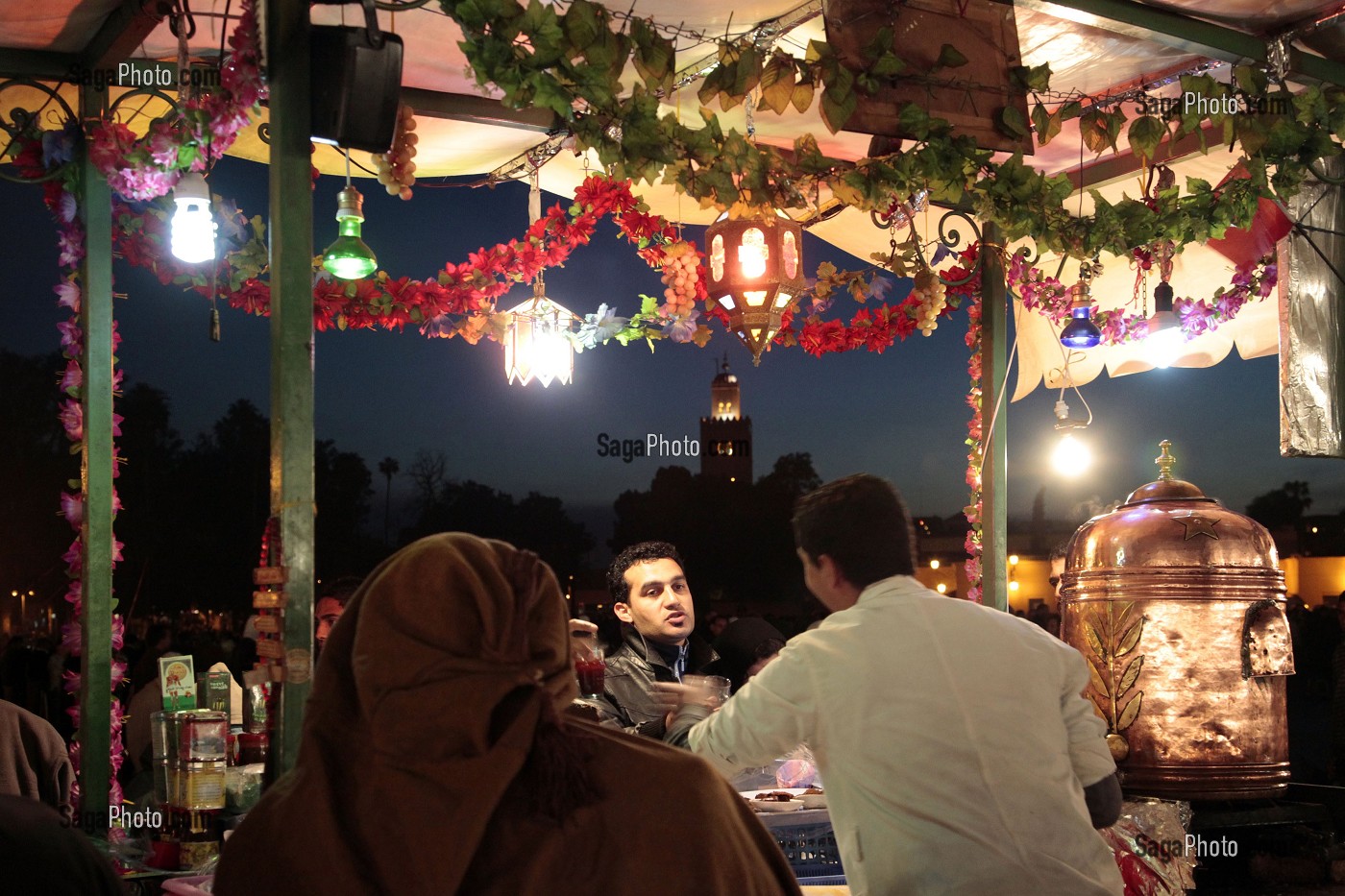 MARCHE DE NUIT, PLACE DJEMAA EL FNA, MARRAKECH, MAROC 