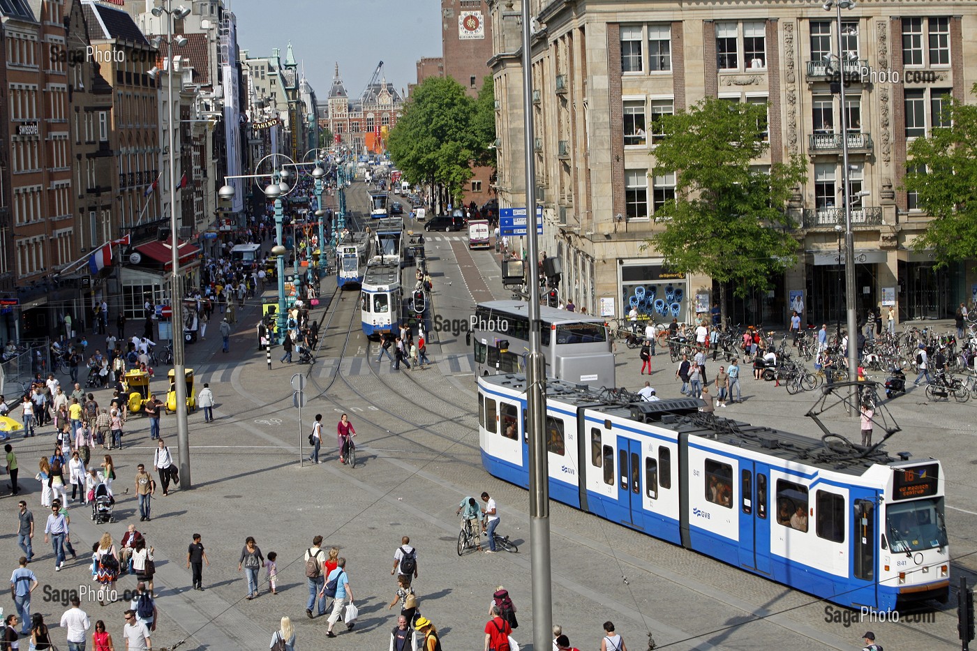 TRAMWAYS RUE DAMRAK, BEURS VAN BERLAGE ET GARE CENTRALE AU FOND DE LA PLACE DAM, AMSTERDAM, PAYS-BAS, HOLLANDE 