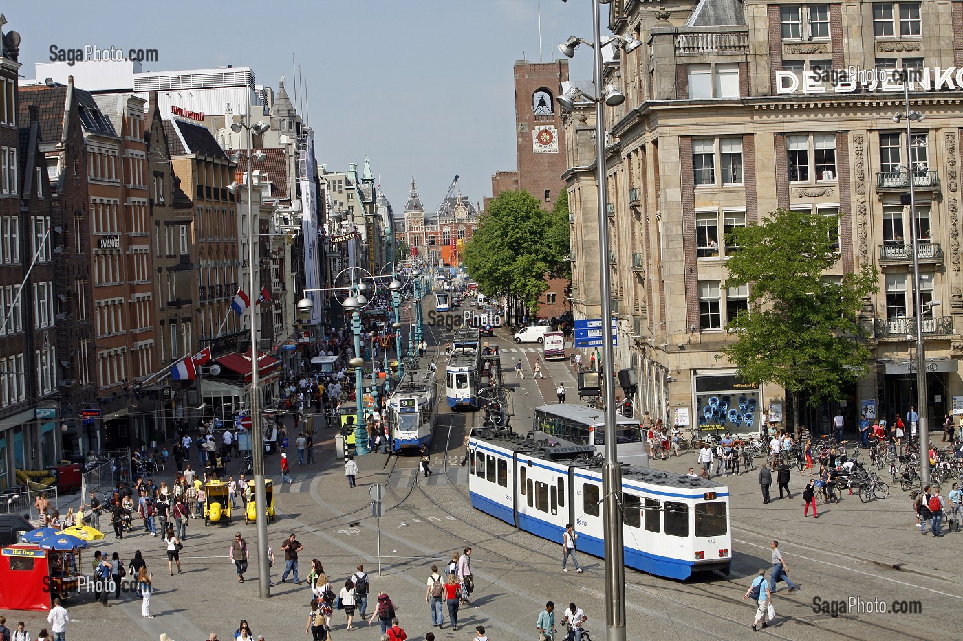 TRAMWAYS RUE DAMRAK, BEURS VAN BERLAGE ET GARE CENTRALE AU FOND DE LA PLACE DAM, AMSTERDAM, PAYS-BAS, HOLLANDE 