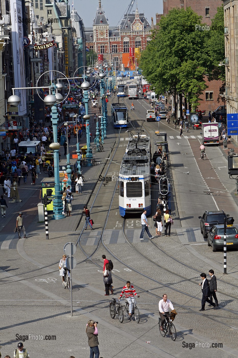 TRAMWAYS RUE DAMRAK, BEURS VAN BERLAGE ET GARE CENTRALE AU FOND DE LA PLACE DAM, AMSTERDAM, PAYS-BAS, HOLLANDE 
