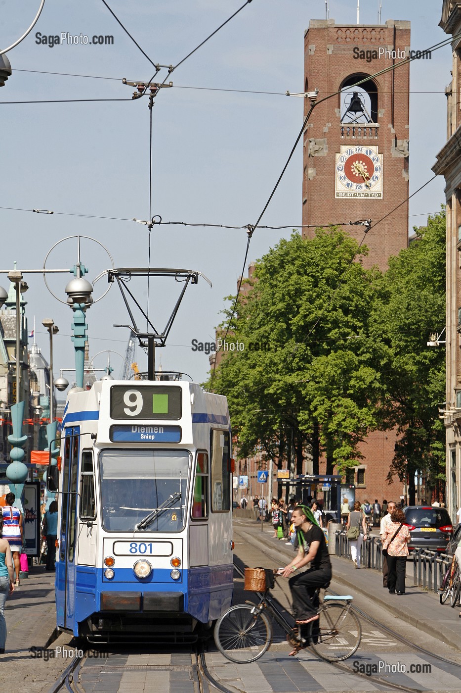 TRAMWAY RUE DAMRAK ET BEURS VAN BERLAGE AU FOND DE LA PLACE DAM, AMSTERDAM, PAYS-BAS, HOLLANDE 