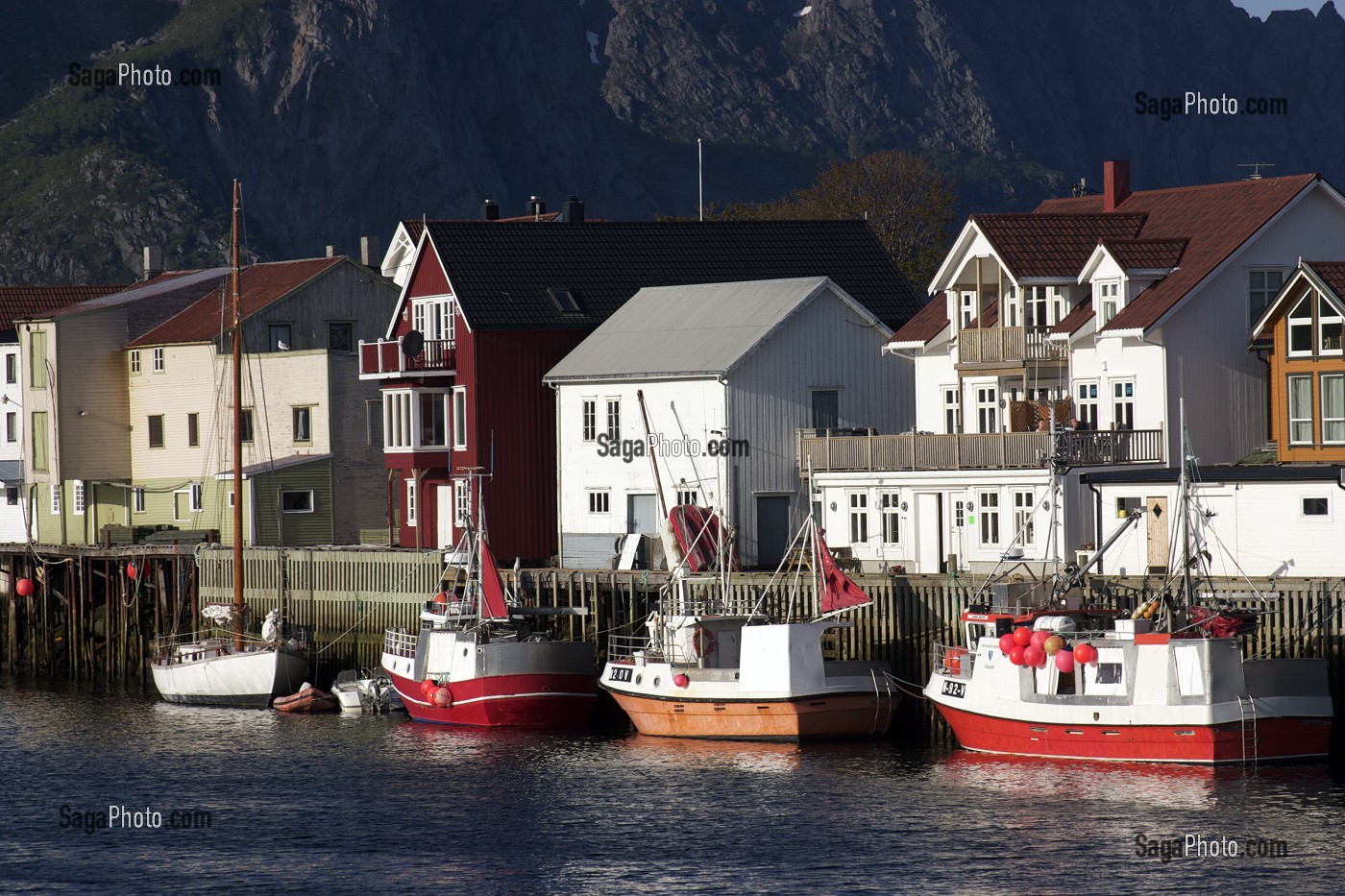 PORT DE HENNINGSVAER, ILE D'AUSTVAGOY, ARCHIPEL DES ILES LOFOTEN, LOFOTEN, NORVEGE 