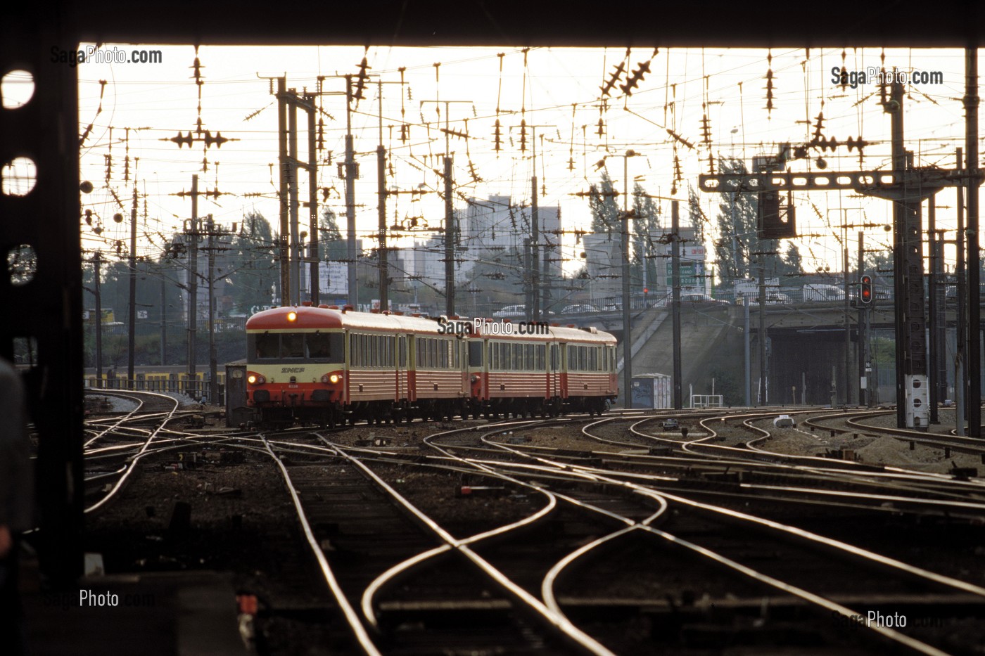 TRANSPORT FERROVIAIRE EN BANLIEUE PARISIENNE, TRAIN DE BANLIEUE, PARIS (75), FRANCE 