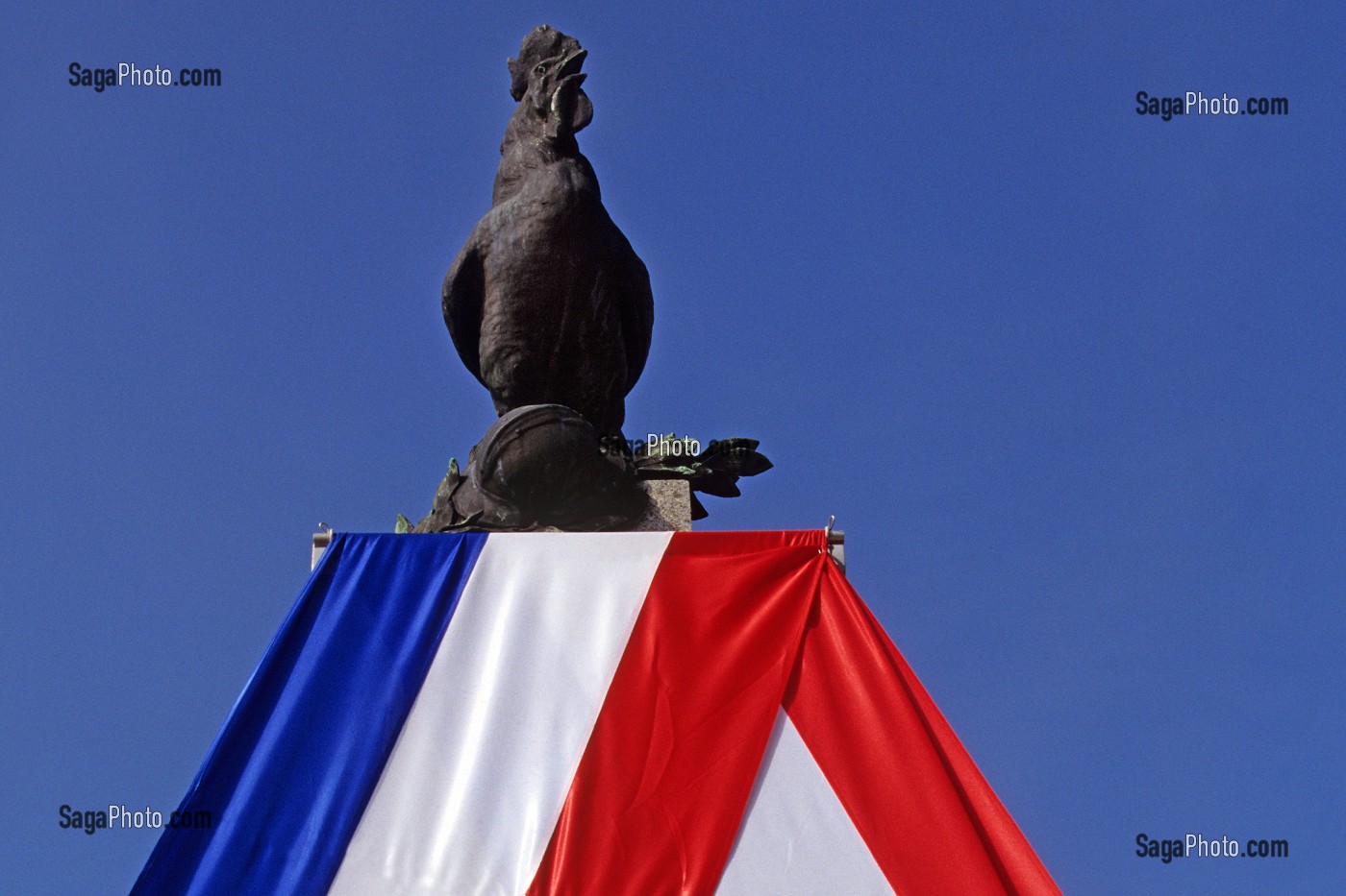 LE COQ SUR LE MONUMENT AUX MORTS RECOUVERT DU DRAPEAU FRANCAIS, FRANCE 