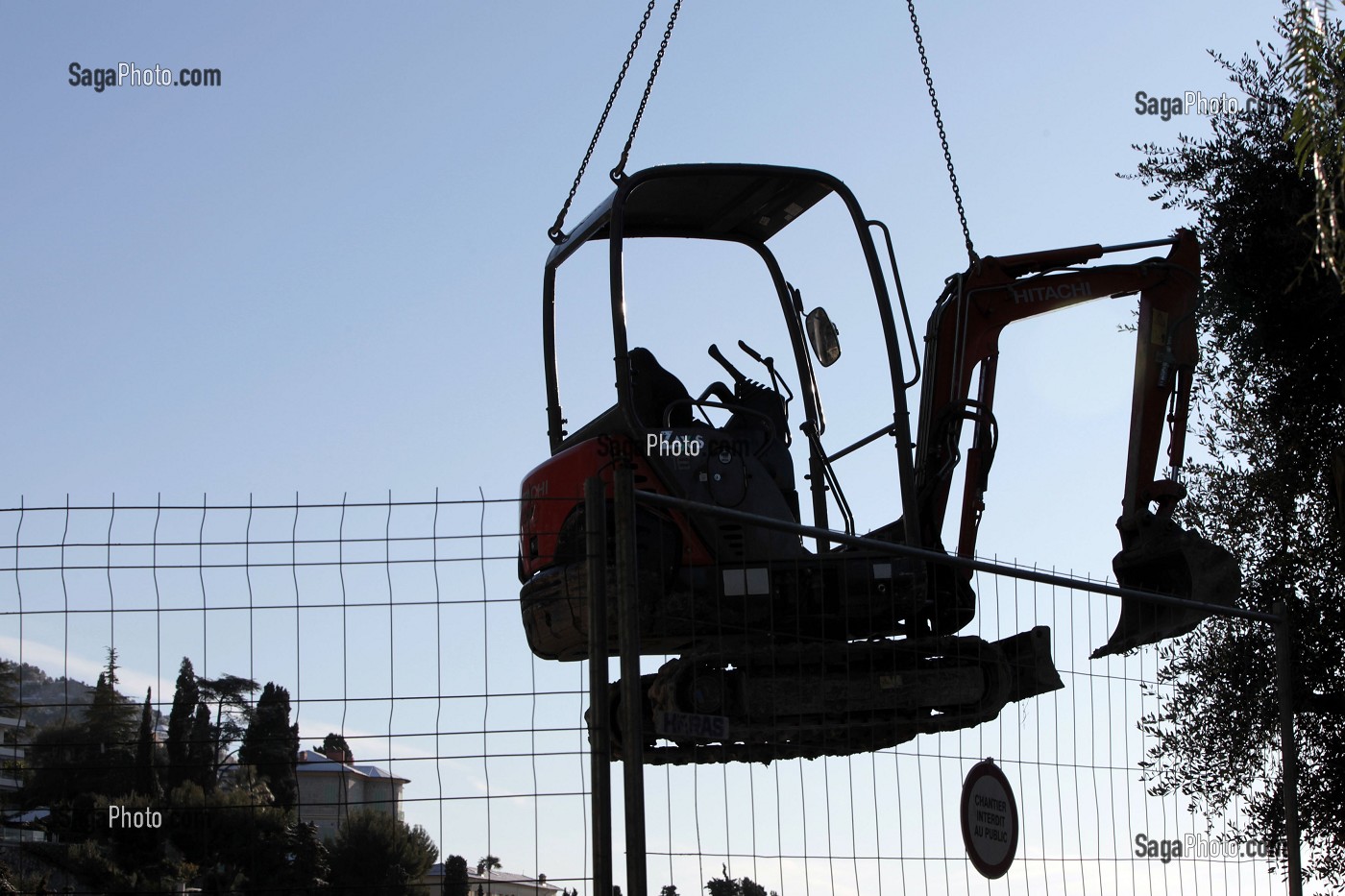 MINI TRACTOPELLE, ENGIN DE CHANTIER SUSPENPU DANS LE VIDE, FRANCE
