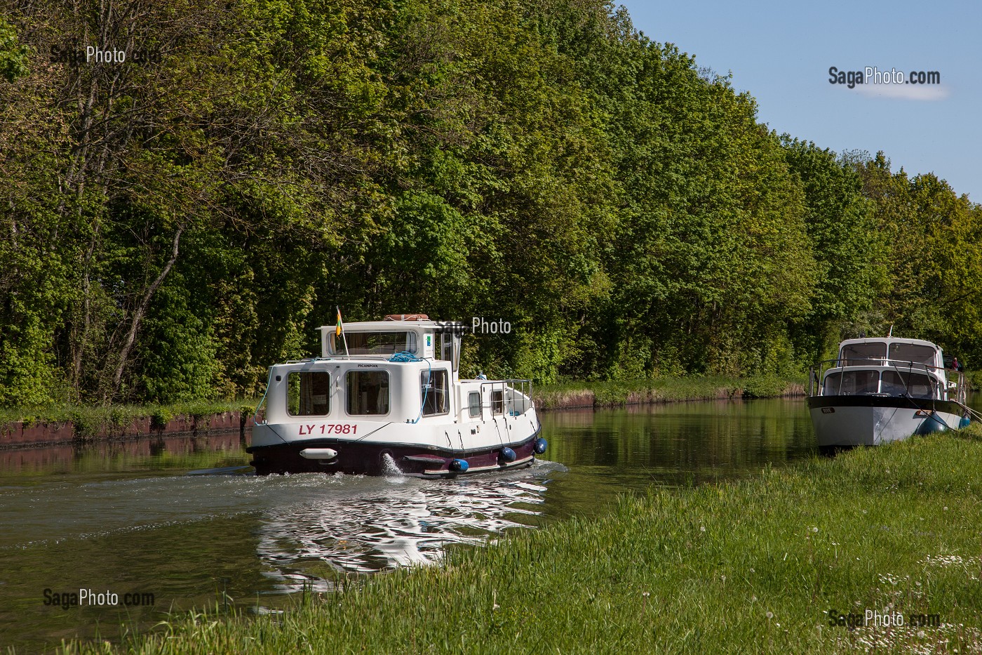 ECLUSE ET NAVIGATION FLUVIALE SUR LE CANAL LATERAL DE LA LOIRE, MENETREOL-SOUS-SANCERRE, CHER (18), FRANCE 