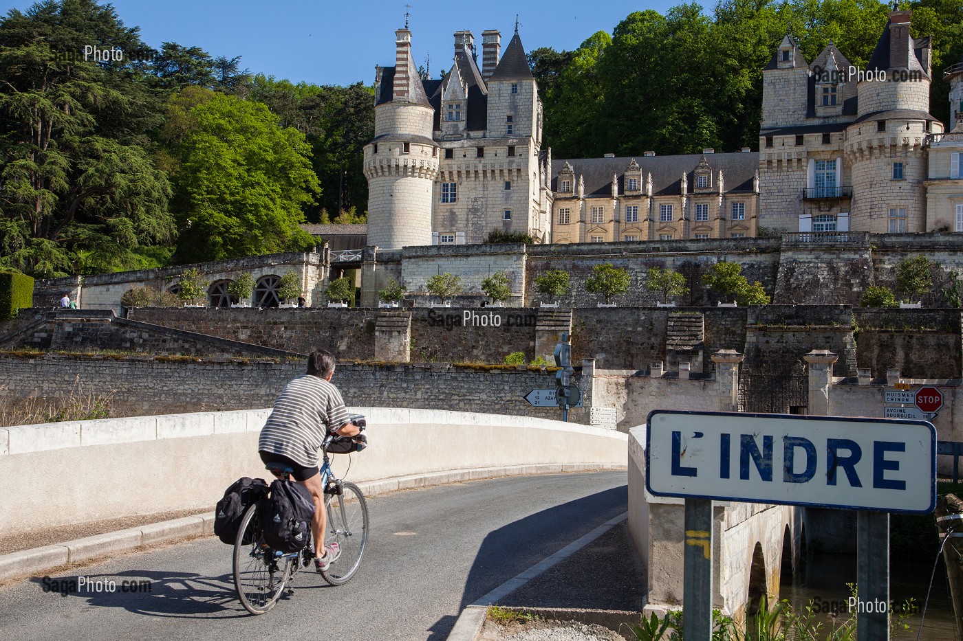 CYCLISTE SUR LES BORDS DE L'INDRE DEVANT LE CHATEAU D'USSE A RIGNY-USSE, ITINERAIRE DE LA LOIRE A VELO, INDRE-ET-LOIRE (37), FRANCE 