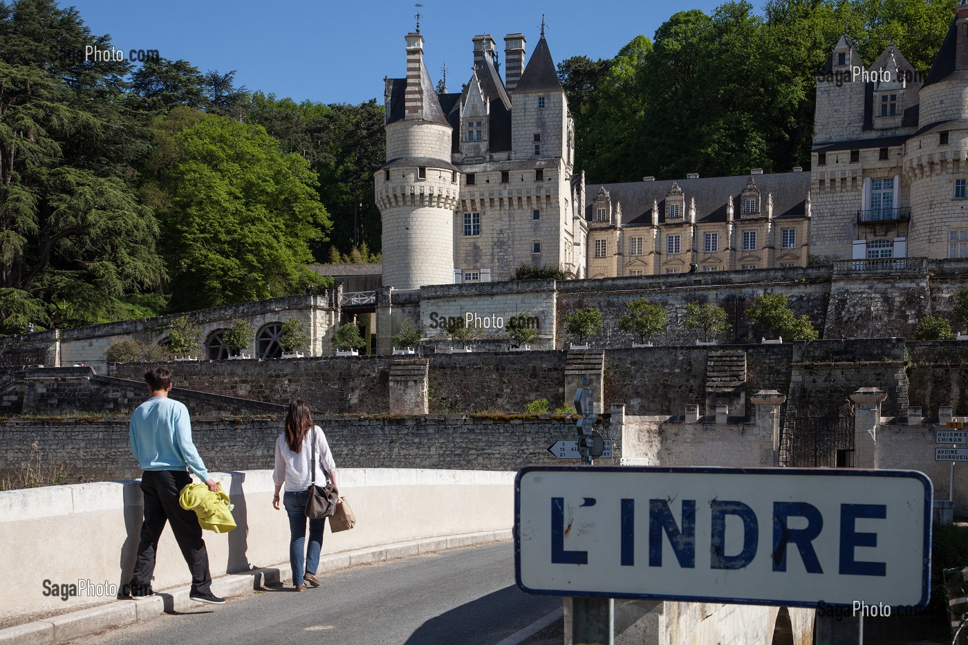 TOURISTES SUR LES BORDS DE L'INDRE DEVANT LE CHATEAU D'USSE A RIGNY-USSE, ITINERAIRE DE LA LOIRE A VELO, INDRE-ET-LOIRE (37), FRANCE 