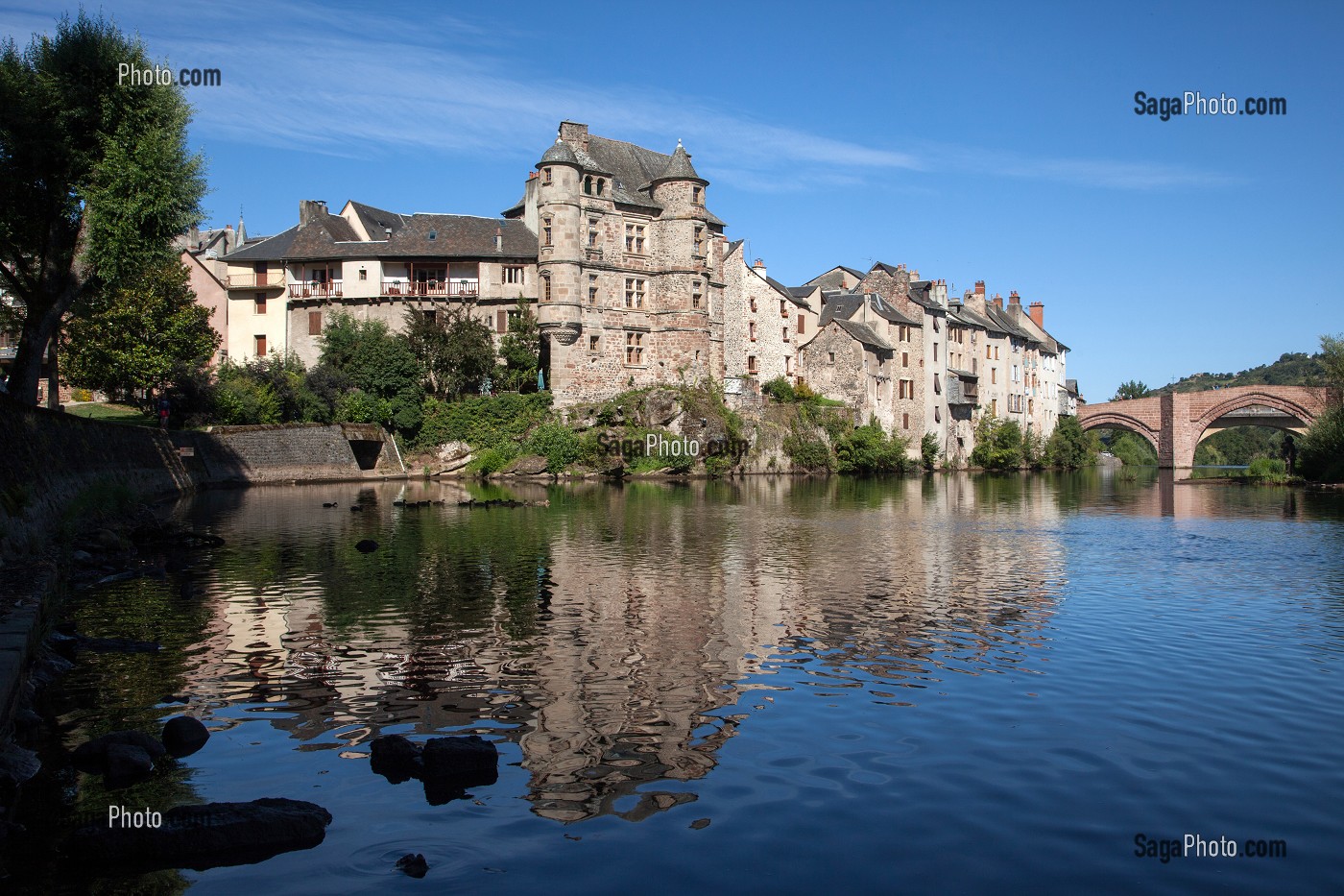 VIEUX-PALAIS CONSTRUIT EN 1572 ET PONT-VIEUX EDIFIE AU 11EME SIECLE SUR LE LOT, ROUTE DE SAINT-JACQUES DE COMPOSTELLE, ESPALION, AVEYRON (12), FRANCE 