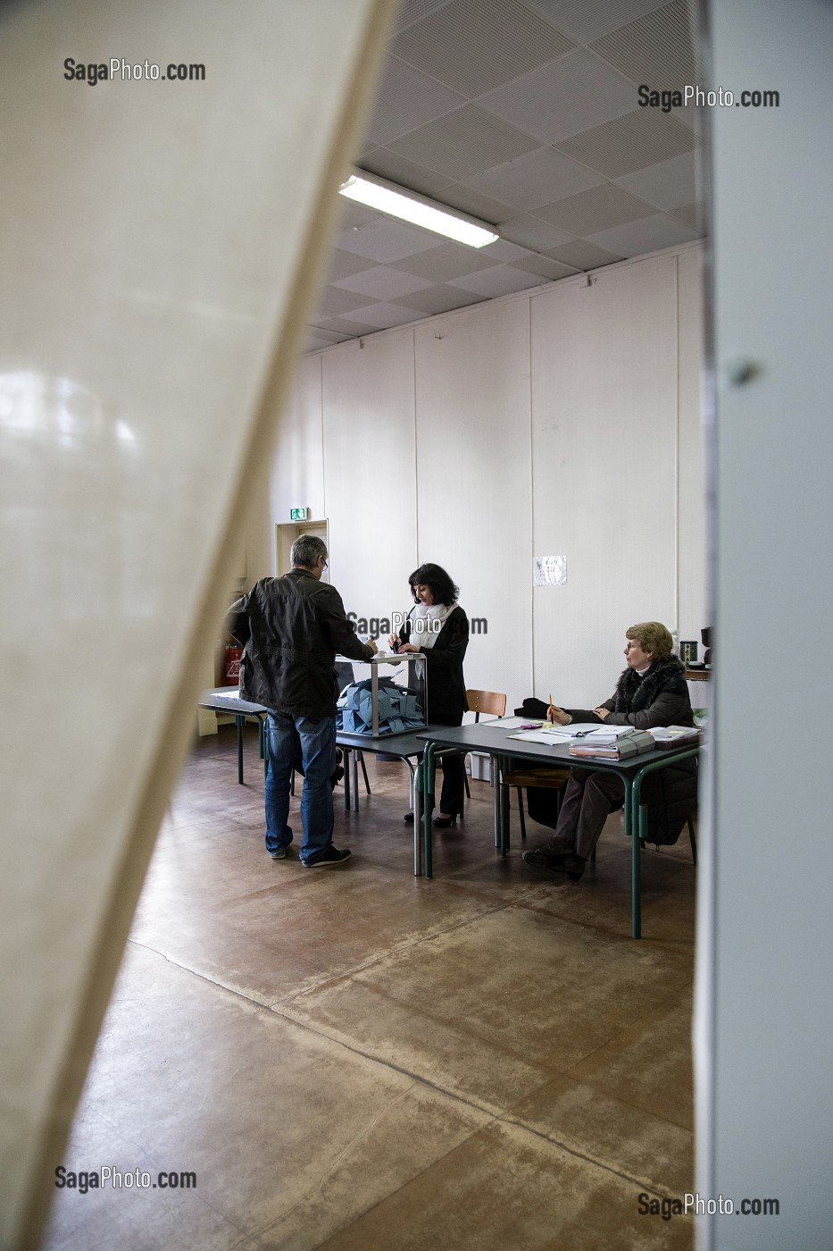 L'ISOLOIR DU BUREAU DE VOTE DES ELECTIONS MUNICIPALES, RUGLES, EURE (27), FRANCE 