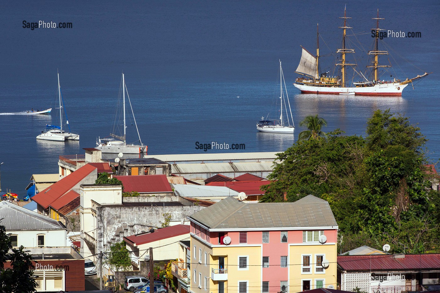 QUARTIER DU MOUILLAGE ET VOILIER A L'ANCRAGE, SAINT-PIERRE, MARTINIQUE, ANTILLES FRANCAISES, FRANCE 