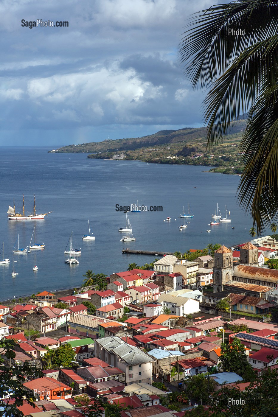 LA VILLE ET SES HABITATIONS AVEC LES BATEAUX SUR LA BAIE DE L'ANSE TURIN, SAINT-PIERRE, MARTINIQUE, ANTILLES FRANCAISES, FRANCE 