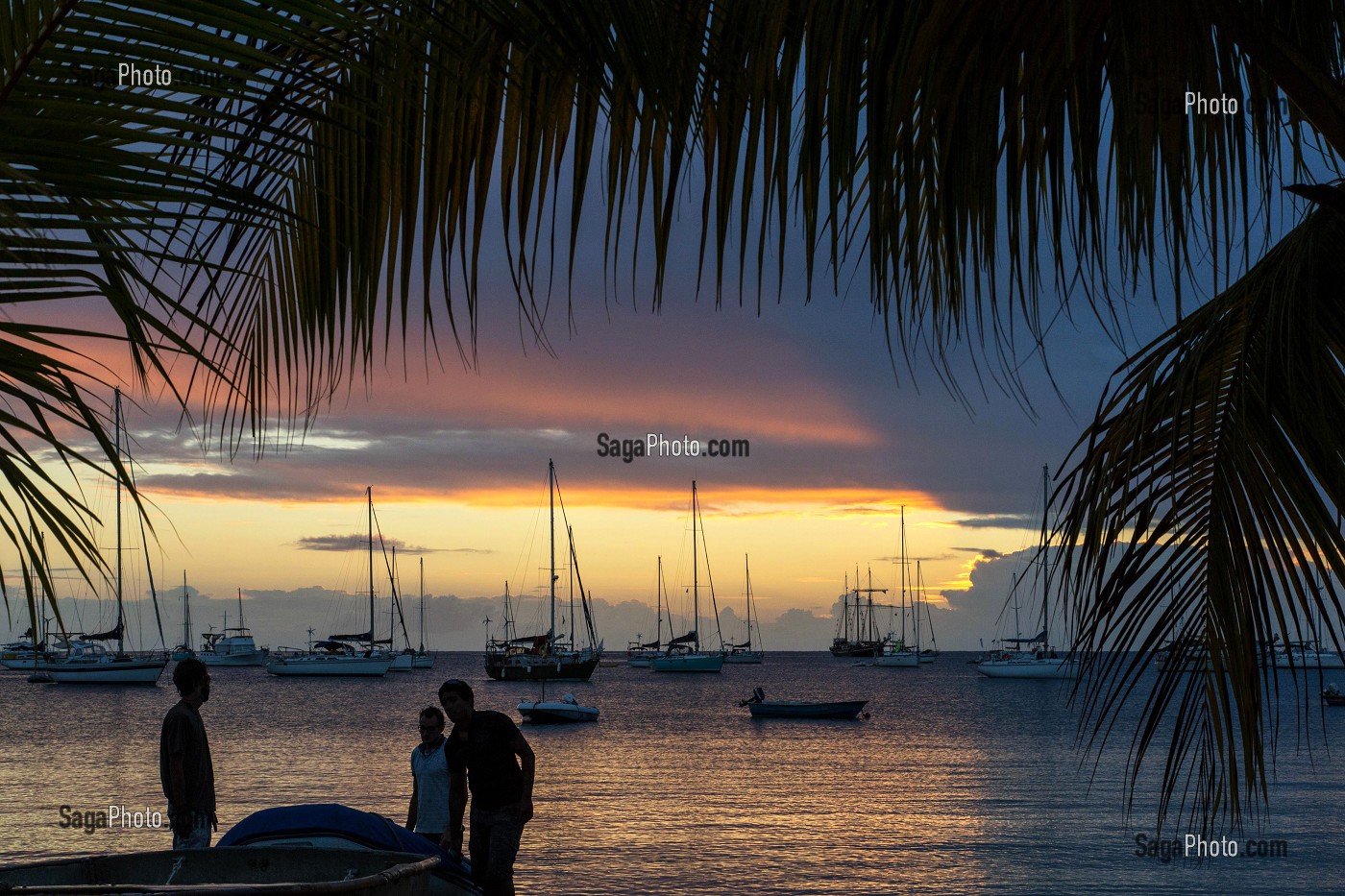 COUCHER DE SOLEIL SUR LES BATEAUX DE LA GRANDE ANSE D'ARLET, LES-ANSES-D'ARLET, MARTINIQUE, ANTILLES FRANCAISES, FRANCE 