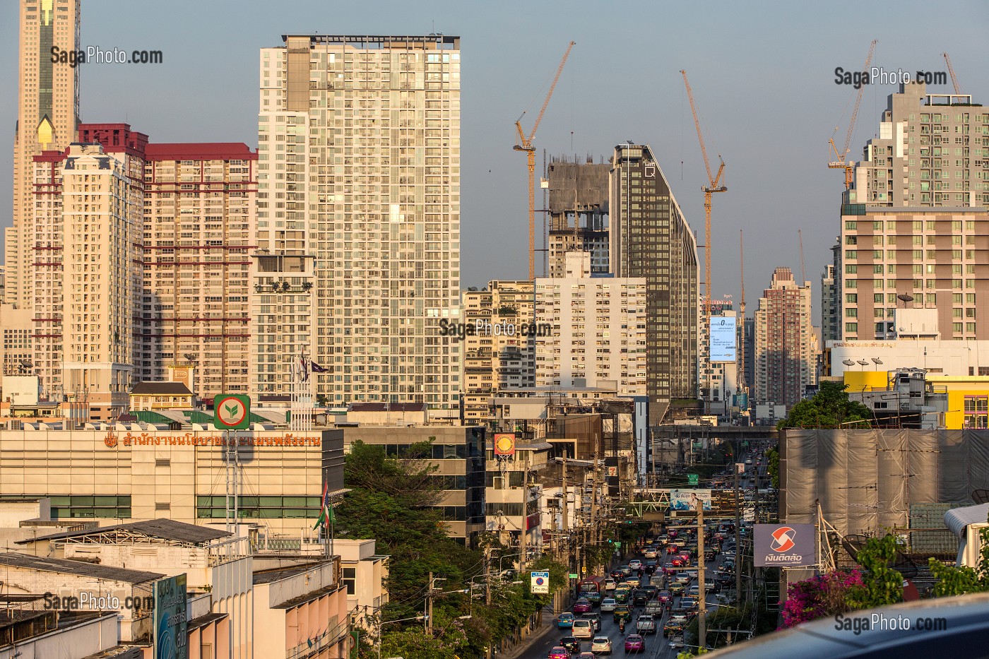 VUE PANORAMIQUE DES BUILDINGS ET GRATTE-CIELS DE LA VILLE DE BANGKOK, THAILANDE 