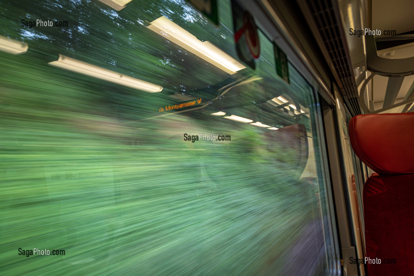 VOYAGE EN TRAIN SUR LA LIGNE SNCF PARIS-GRANVILLE EN DIRECTION DE LA GARE MONTPARNASSE 