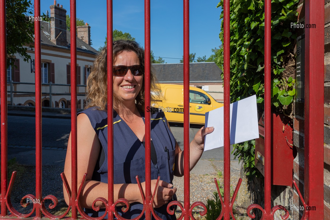 FACTRICE QUI SA TOURNEE, POSTE LE COURRIER, RUGLES, EURE, NORMANDIE, FRANCE, EUROPE 