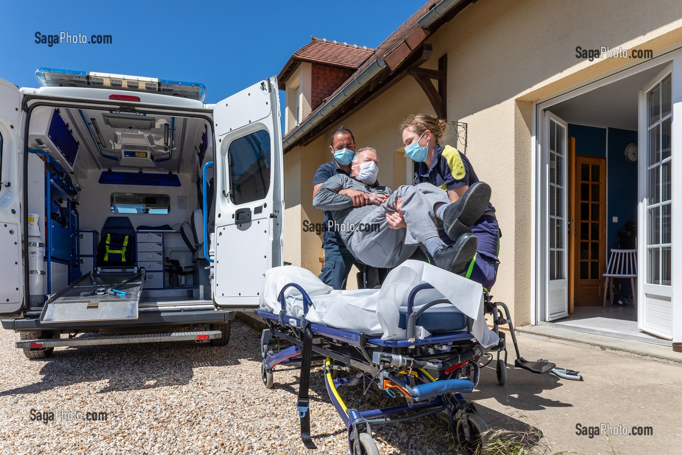 AMBULANCE, ALPHA27, INTERVENTION CHEZ L'HABITANT, PRISE EN AMBULANCE, ALPHA27, INTERVENTION AT A PERSON'S HOME, PUTTING THE PATIENT IN THE AMBULANCE, CHARGE EN PERIODE DE COVID-19, AMBENAY, EURE, NORMANDIE, FRANCE, EUROPE 